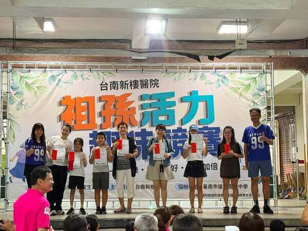 競賽後頒獎由新樓醫院副院長及溫主任共同頒發獎金及獎狀 競賽後頒獎由新樓醫院副院長及溫主任共同頒發獎金及獎狀