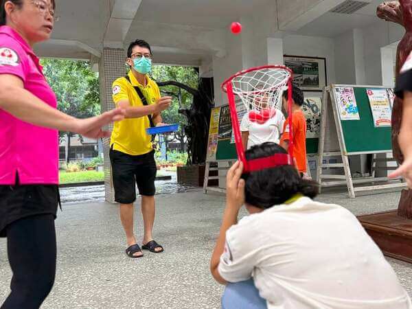 頸上添花團康遊戲:台南新樓醫院祖孫活力家庭日活動(台南復興國中) 頸上添花團康遊戲:台南新樓醫院祖孫活力家庭日活動(台南復興國中)