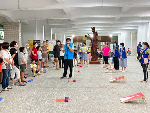 競賽遊戲前由領隊熊教練做比賽規則講解後練習(台南復興國中) 競賽遊戲前由領隊熊教練做比賽規則講解後練習(台南復興國中)
