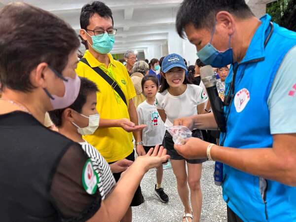 投擲高手團康遊戲:本項遊戲熊教練提供50元現金獎勵(祖孫活力家庭日活動) 投擲高手團康遊戲:本項遊戲熊教練提供50元現金獎勵(祖孫活力家庭日活動)