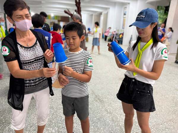 人與人之間的互動就是透過遊戲中促進合作建立友情(杯中傳情團康遊戲) 人與人之間的互動就是透過遊戲中促進合作建立友情(杯中傳情團康遊戲)
