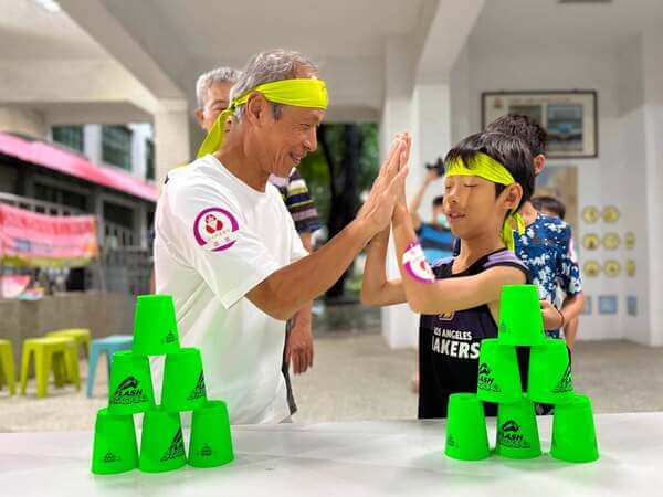 祖孫協力共同完成競賽遊戲增加親子互動:眼明手快團康遊戲 祖孫協力共同完成競賽遊戲增加親子互動:眼明手快團康遊戲