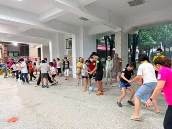 五隊一次同時完成競賽才夠壯觀與刺激:手足之情趣味競賽 五隊一次同時完成競賽才夠壯觀與刺激:手足之情趣味競賽