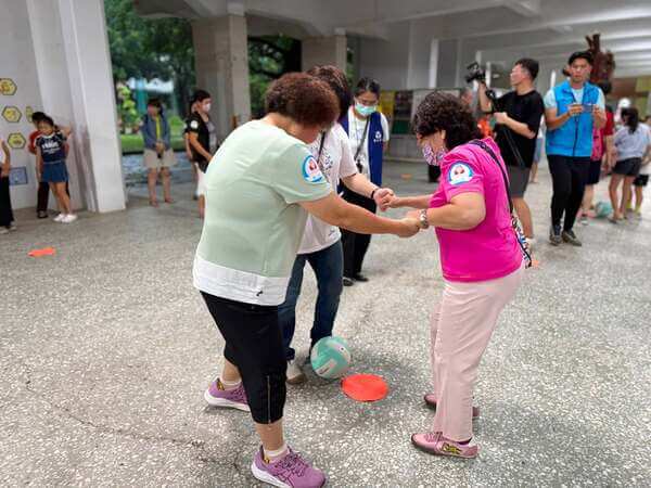 由成人一起手牽手共同完成接力競賽:手足之情趣味競賽 由成人一起手牽手共同完成接力競賽:手足之情趣味競賽