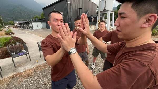 十指緊扣團康遊戲：大拇指或尾指壓住硬幣後傳遞（初禾醫美診所公司日活動）