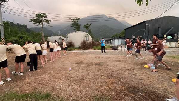 愛的獎勵：輸者只好默默承受水球洗禮