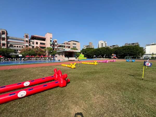充氣毛毛蟲趣味競賽場地佈置 充氣毛毛蟲趣味競賽場地佈置