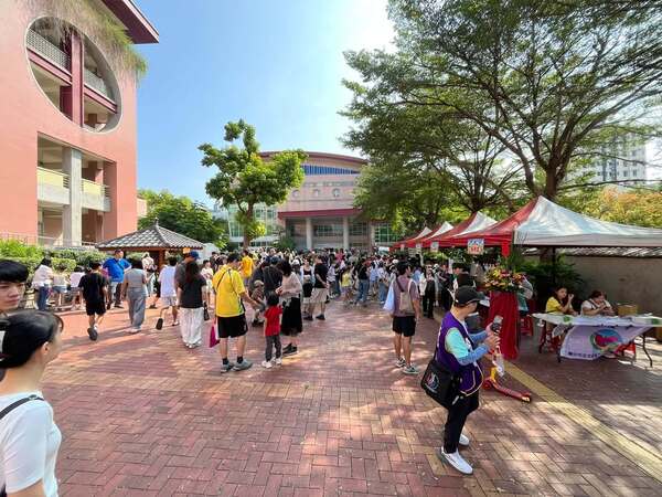 學校豐富與完善規畫下,讓假日校園都比平常日人潮更多 學校豐富與完善規畫下,讓假日校園都比平常日人潮更多