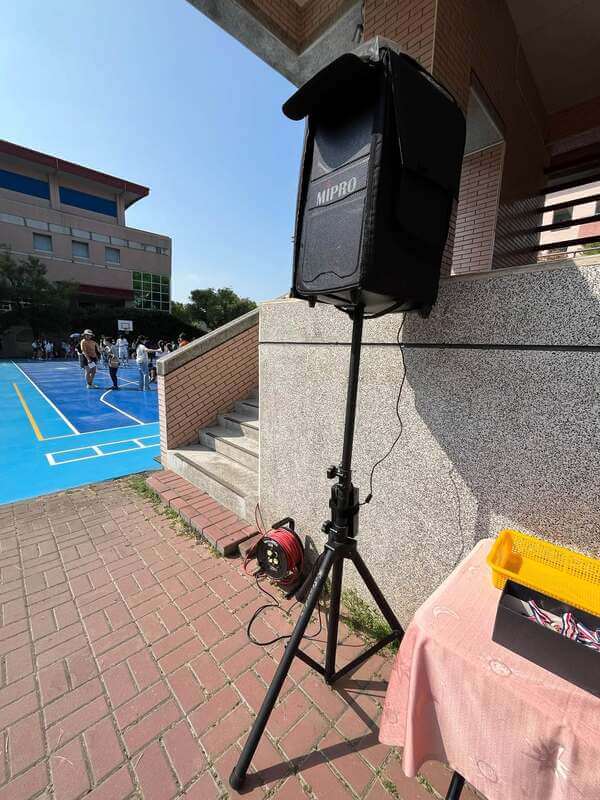 我們同時配置與攜帶擴音機可免費播放歌曲及主持帶領使用 我們同時配置與攜帶擴音機可免費播放歌曲及主持帶領使用