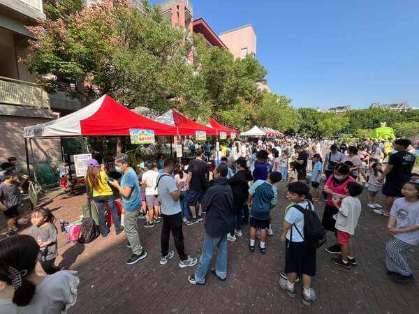 豐富與多元的闖關遊戲讓家長與孩童不畏懼陽光下的等待 豐富與多元的闖關遊戲讓家長與孩童不畏懼陽光下的等待