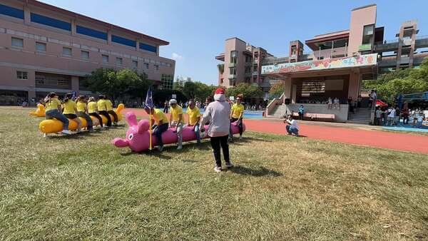 透過我們安全場地佈置與完善服務,大家就能輕鬆地享受每場活動 透過我們安全場地佈置與完善服務,大家就能輕鬆地享受每場活動